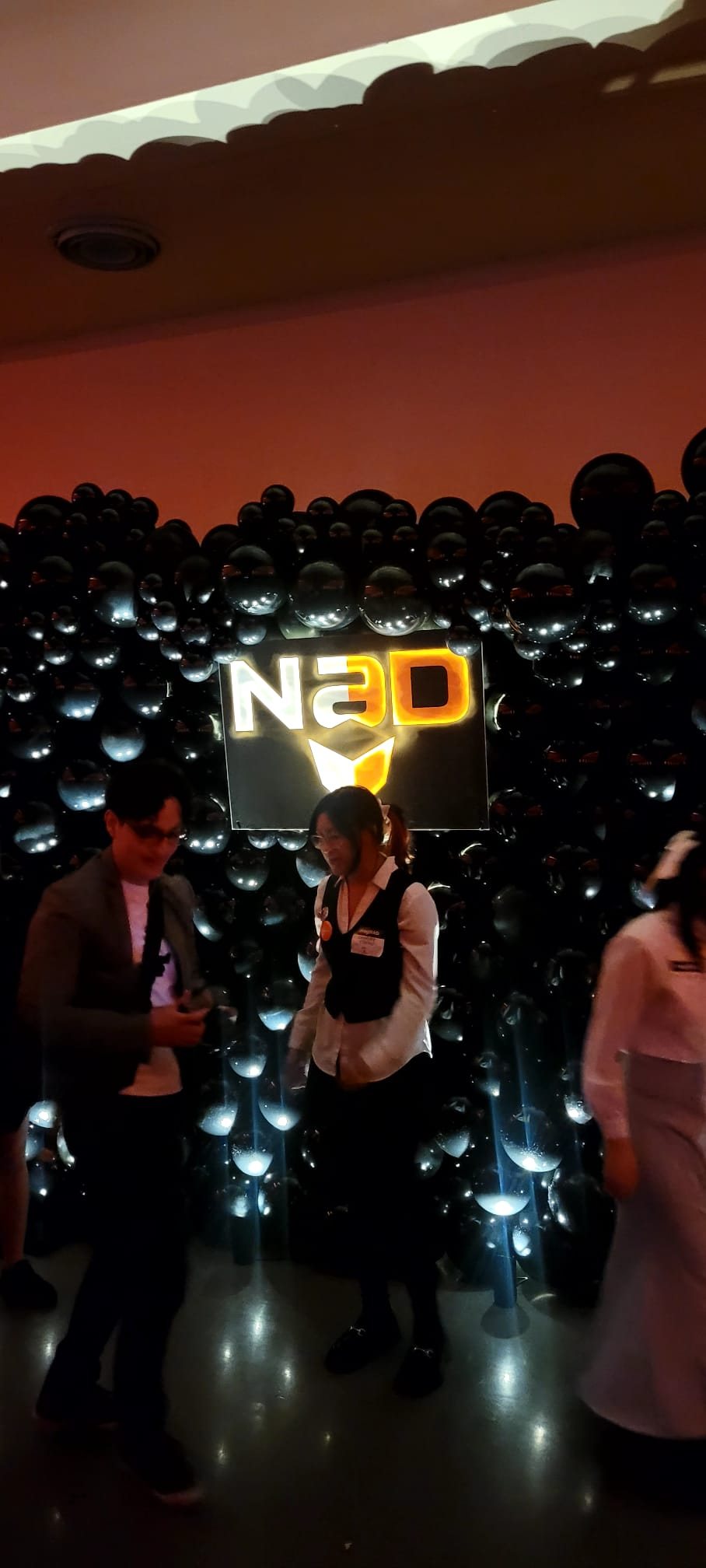 Toile de fond sur mesure et mur de ballons argentés assemblés par Nacréa pour une fête privée à Montréal